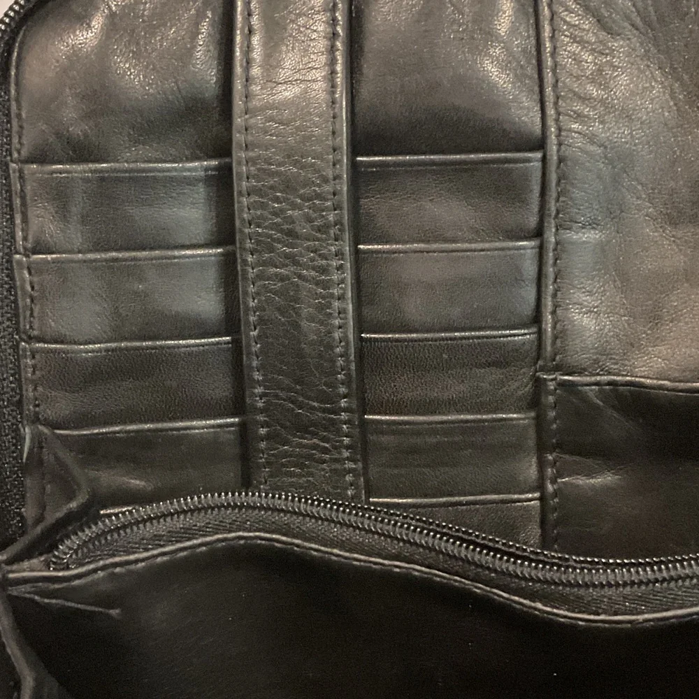Perlina blackLeather Messenger Bag
